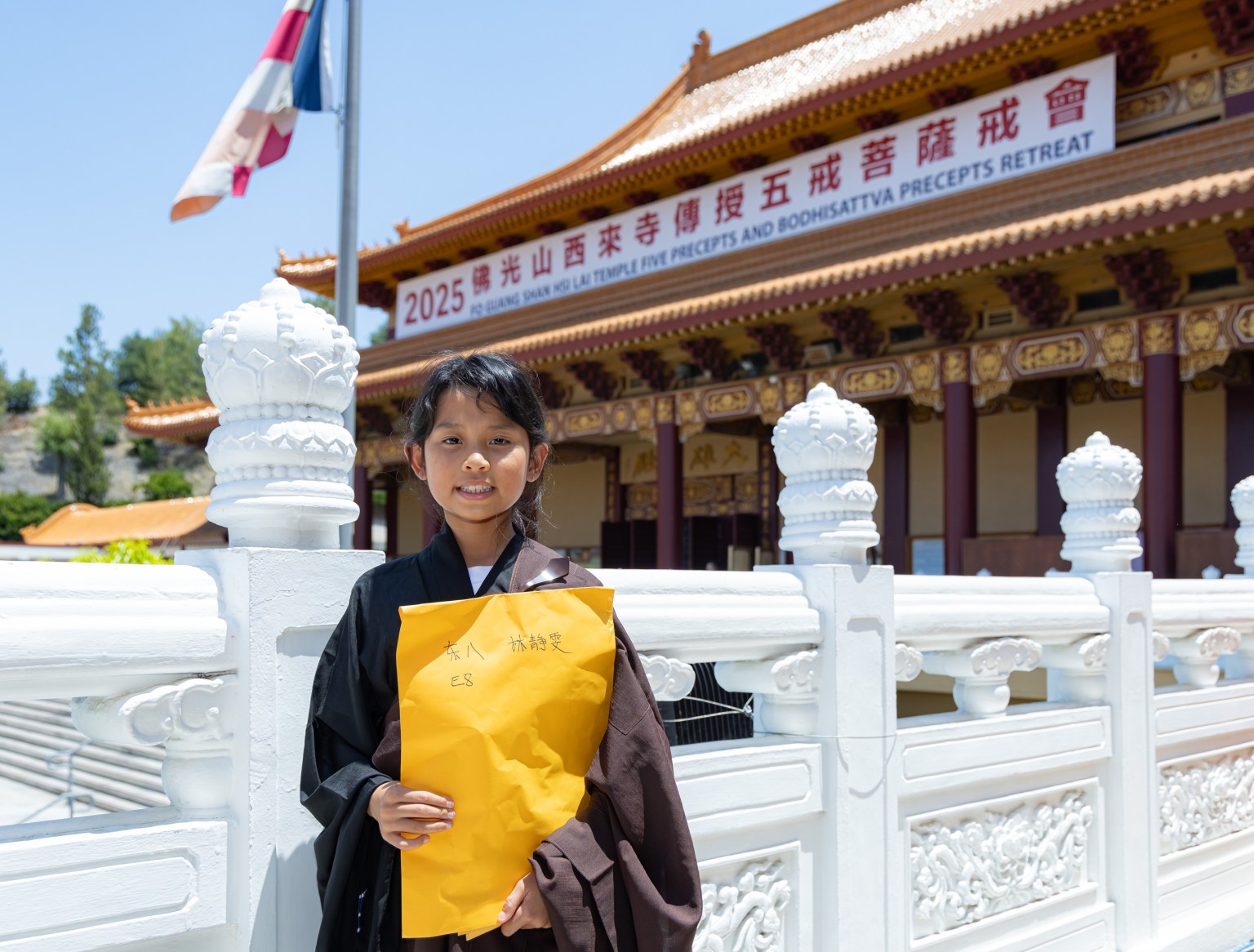 來自休士頓中美寺的八歲林靜雯，與哥哥Branden一同受五戒，成為最年幼的新戒之一。