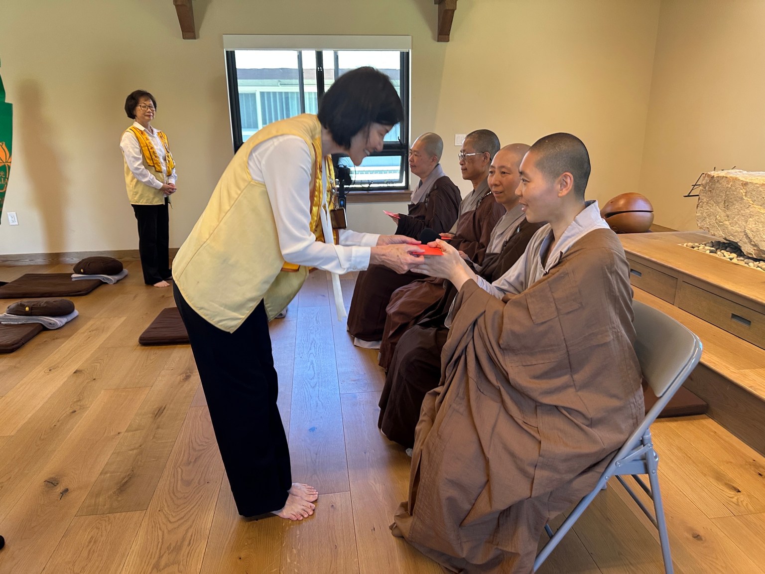 供養法鼓山洛杉磯道場法師。