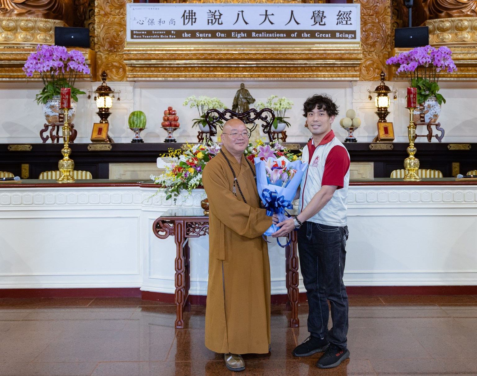 講座圓滿，青年代表獻花。