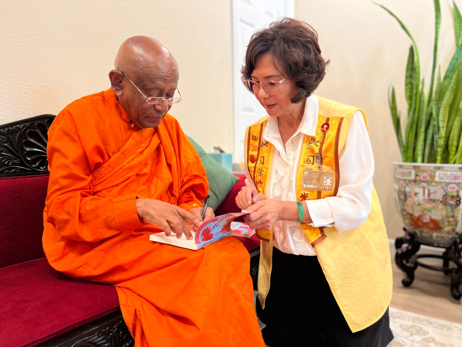 斯里蘭卡佛教道場住持Bhante Piyananda簽送其所著書籍。