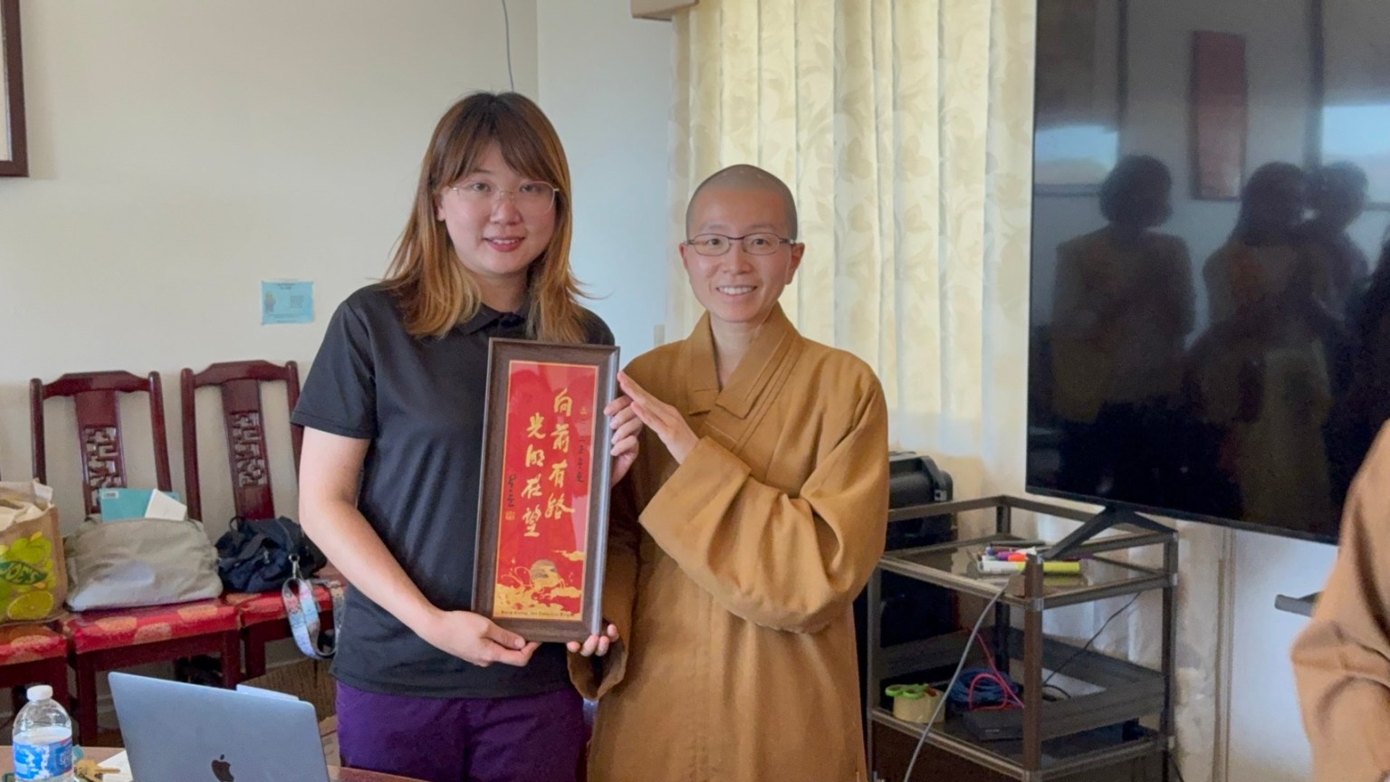 西來寺二當家知行法師以星雲大師今年的墨寶「向前有路，光明在望」致贈給陳瑤中醫師，感謝她用心傳授中醫養生智慧，造福大眾。