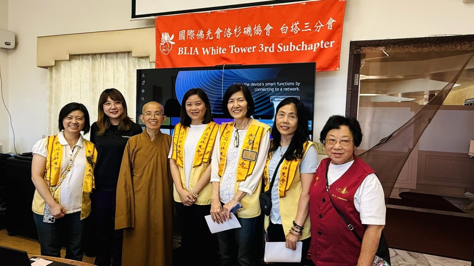 輔導法師覺妙法師、協會幹部和陳瑤合影。（左二陈瑶）