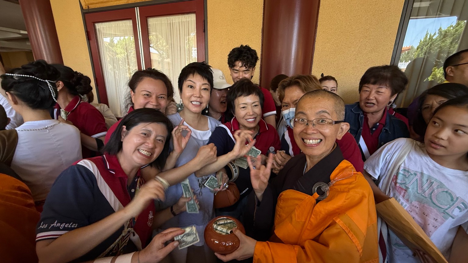 法師們依序出班托鉢，場面莊嚴殊殊勝，將整場供僧法會推向高潮，會員和輔導法師在托缽時候的合影