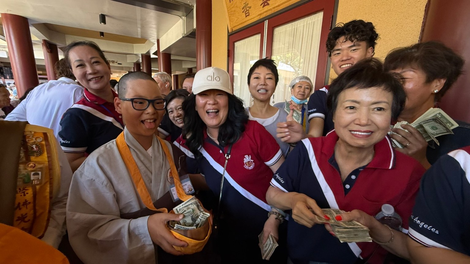 會員Molly 的兒子Gavin 這次參加青少年短期出家修道會，勇氣可嘉，在托缽時候和會員們的合影