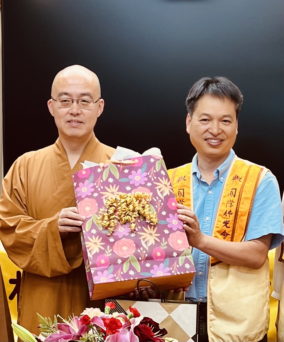 副會長郭如勇致贈生日禮物給慧東法師