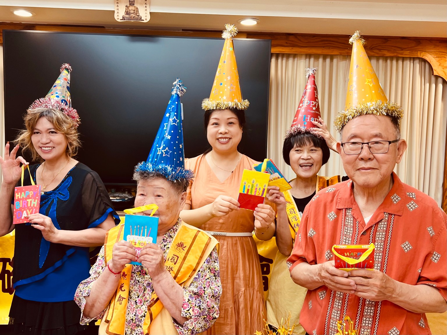 壽星歡喜拿到生日禮物