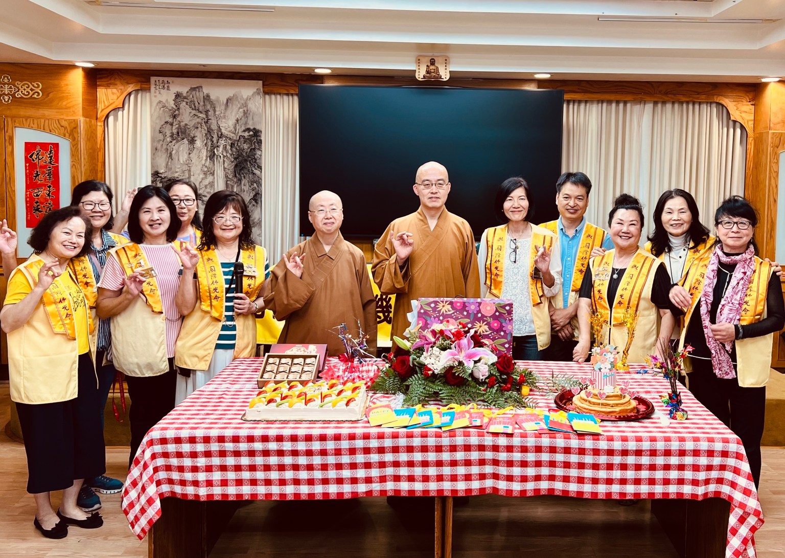 慧東法師、覺昭法師與亞市幹部合影