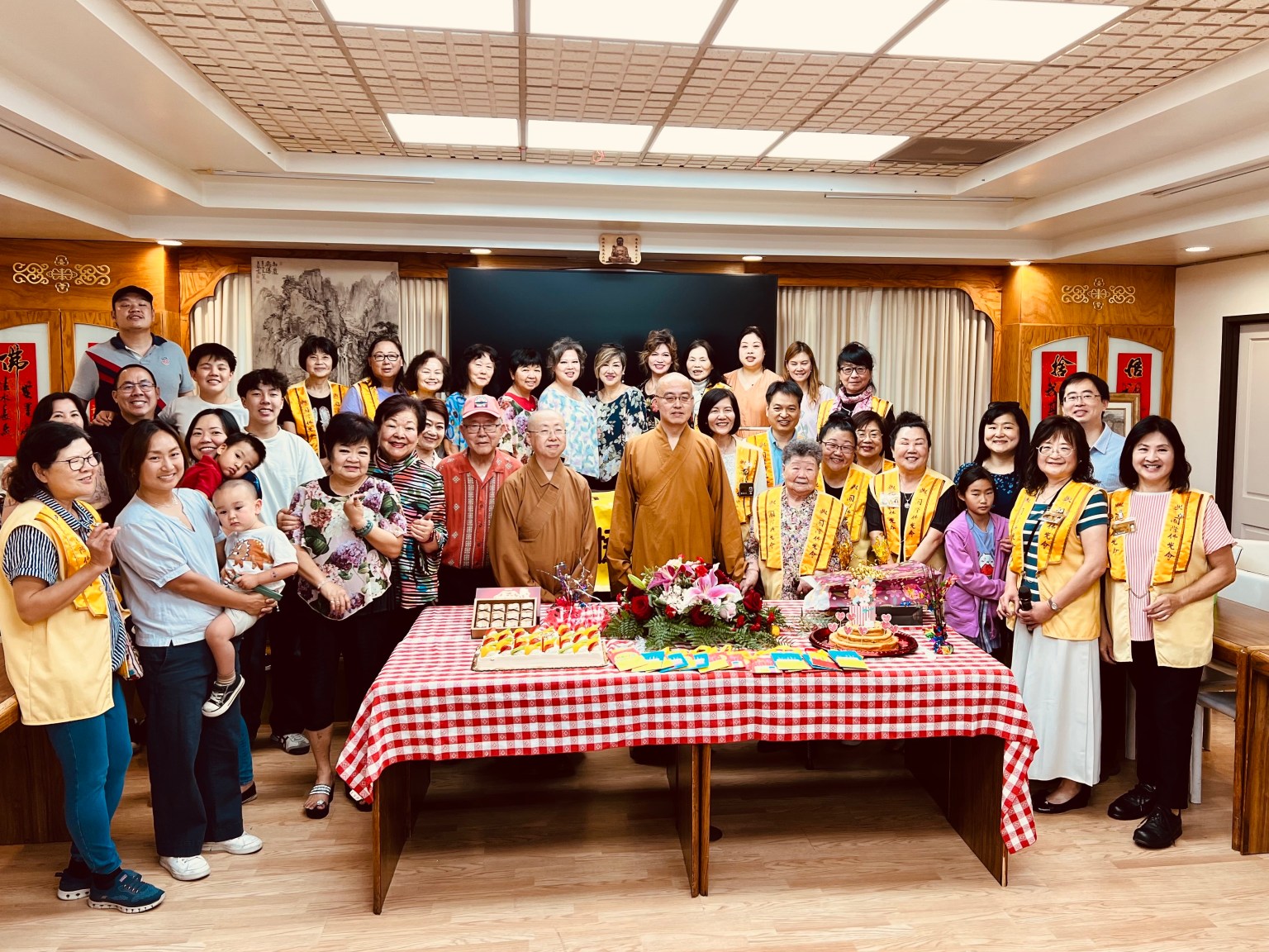 慧東法師、覺昭法師與大家合影