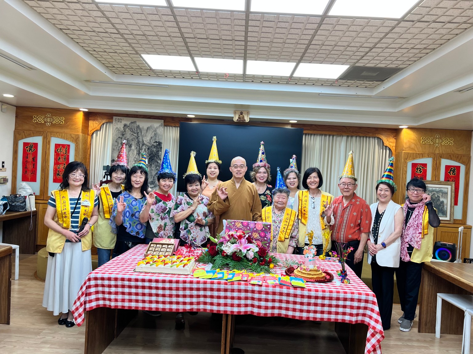 慧東法師與壽星合影