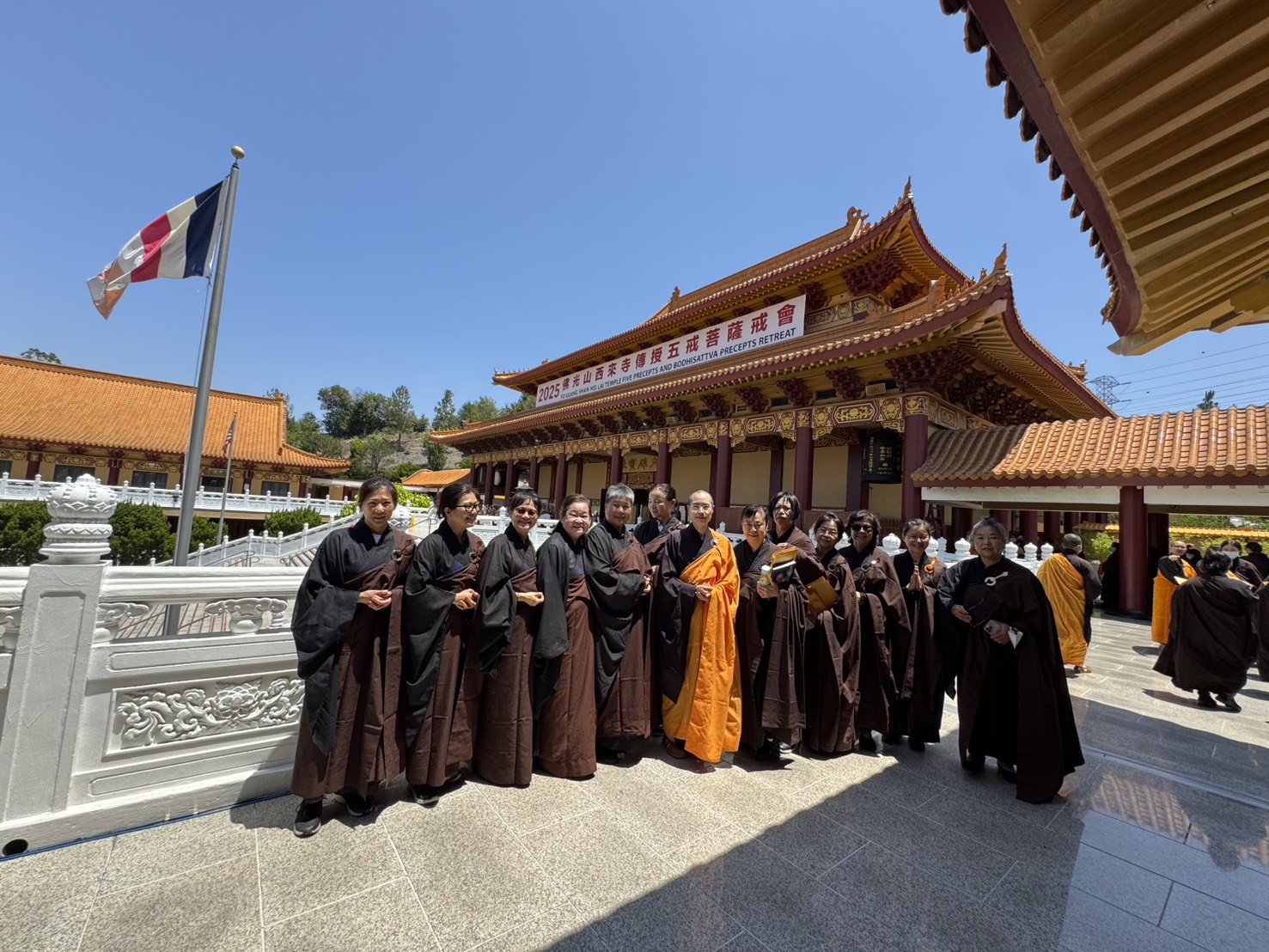 戒會圓滿後，東六班與引禮法師知芸法師合影留念