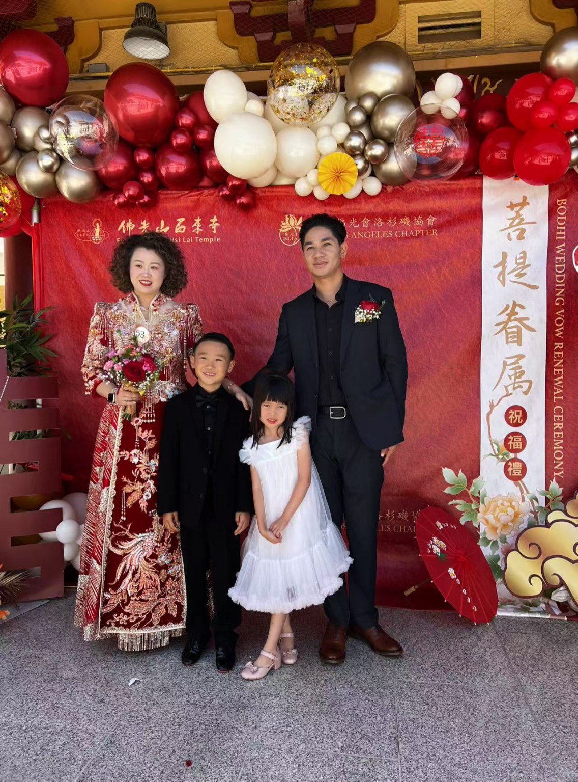 菩提眷屬Kevin Wang（右後）和胡一超（左後），小菩薩花童Alexander Wang（左前）和Khloe Peng（ 右前 ）