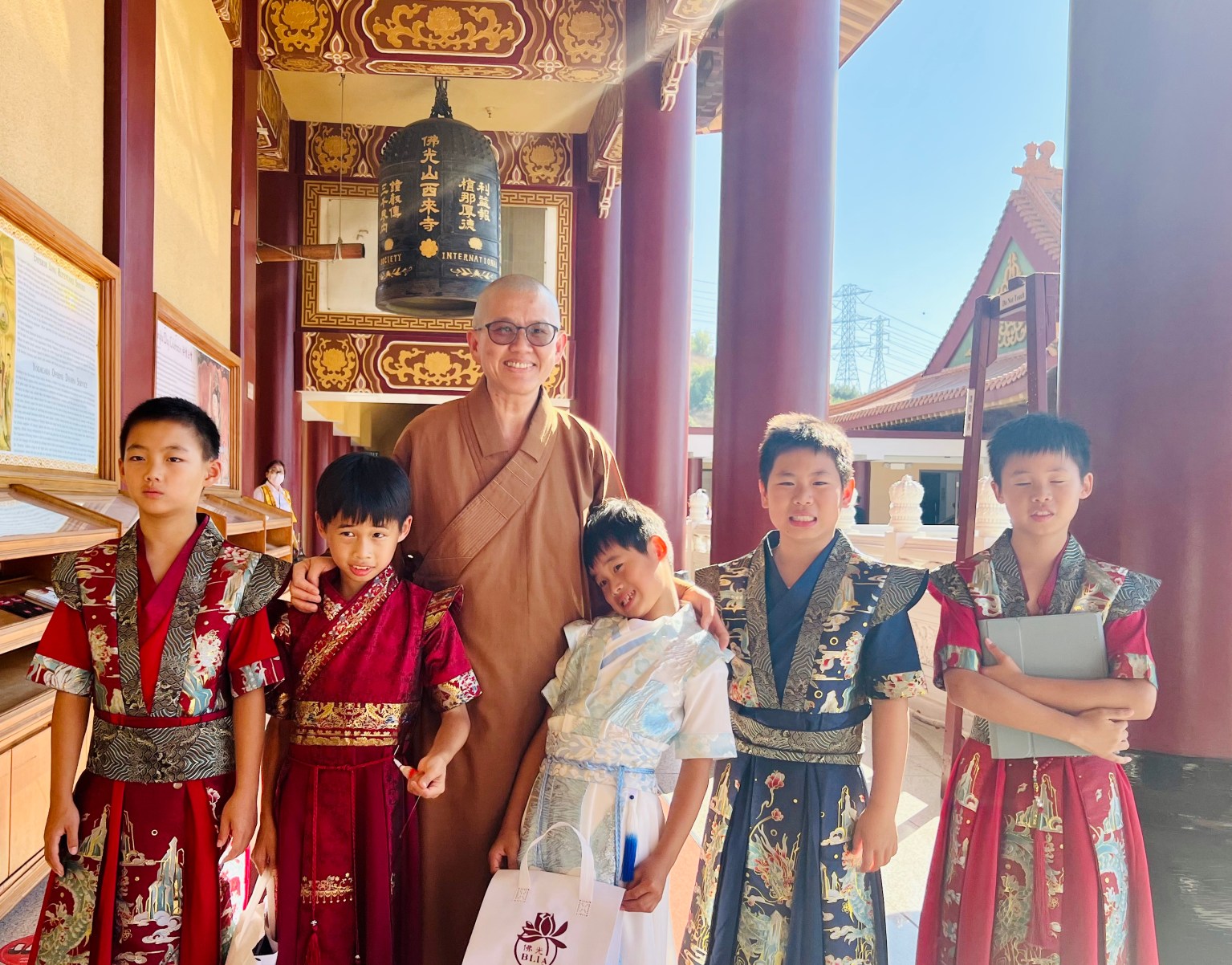 西來寺頭單監院如松法師（左三）與小菩薩花童Oliver He（左一）， Allen Yao（右一 ）, Brian Yao（ 左 二 ）, Carl Yao（右三）