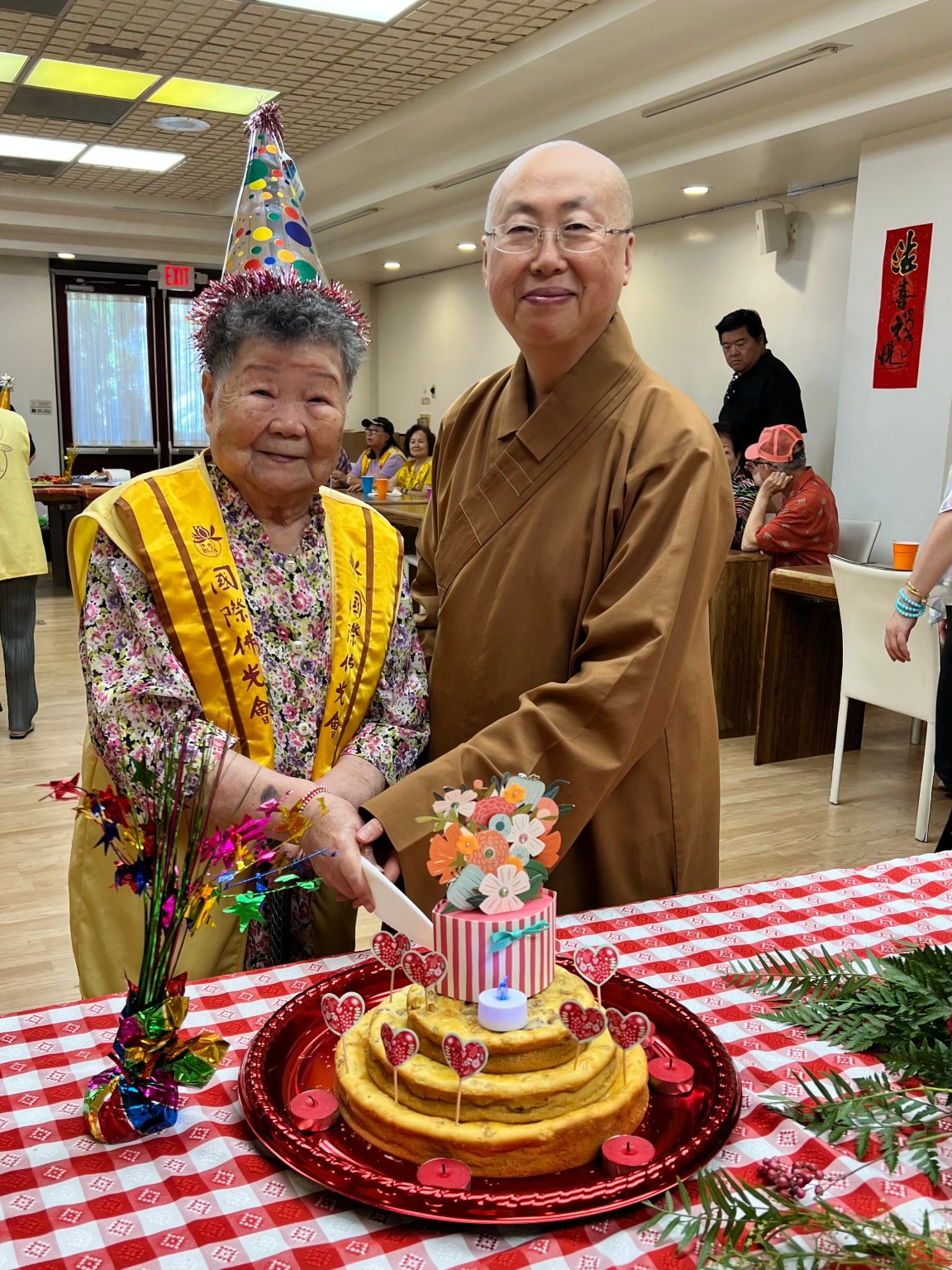 覺昭法師與老菩薩王徐綉鸞切生日蛋糕