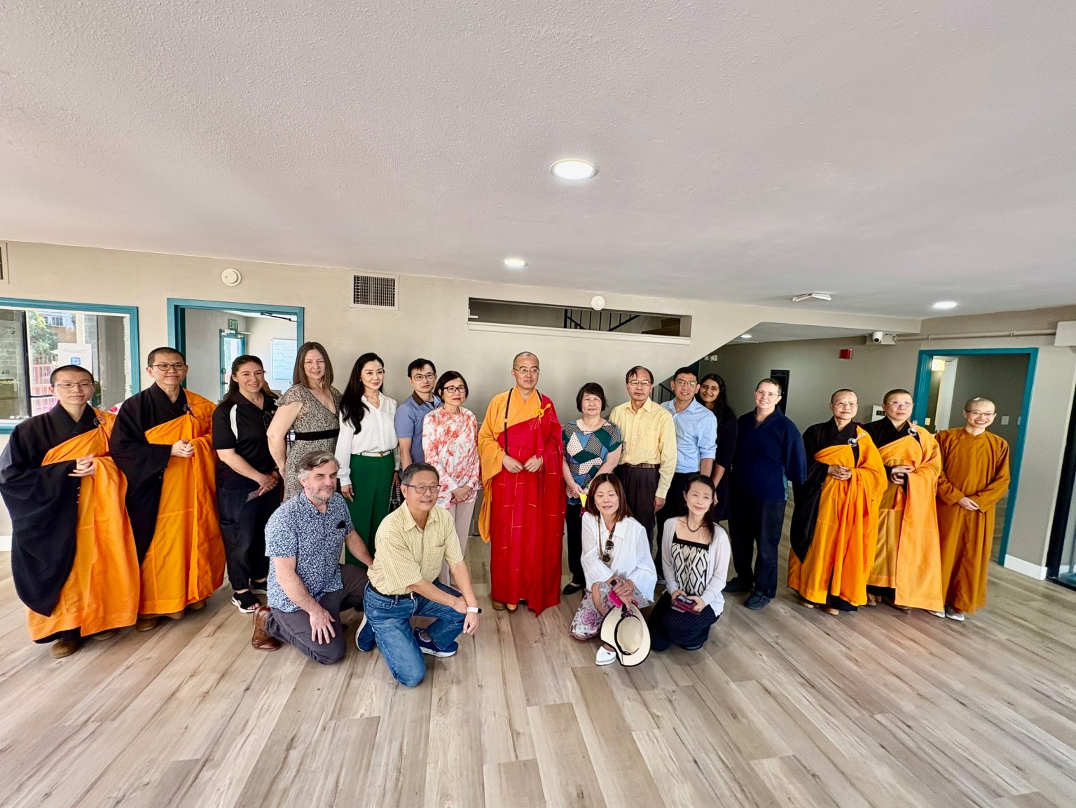 西來寺住持慧東法師(左8)、頭單監院如松法師兄左2)、二單監院知行法師(左1)與西來大學校長謝明華(左7)、教職人員等合影留念。