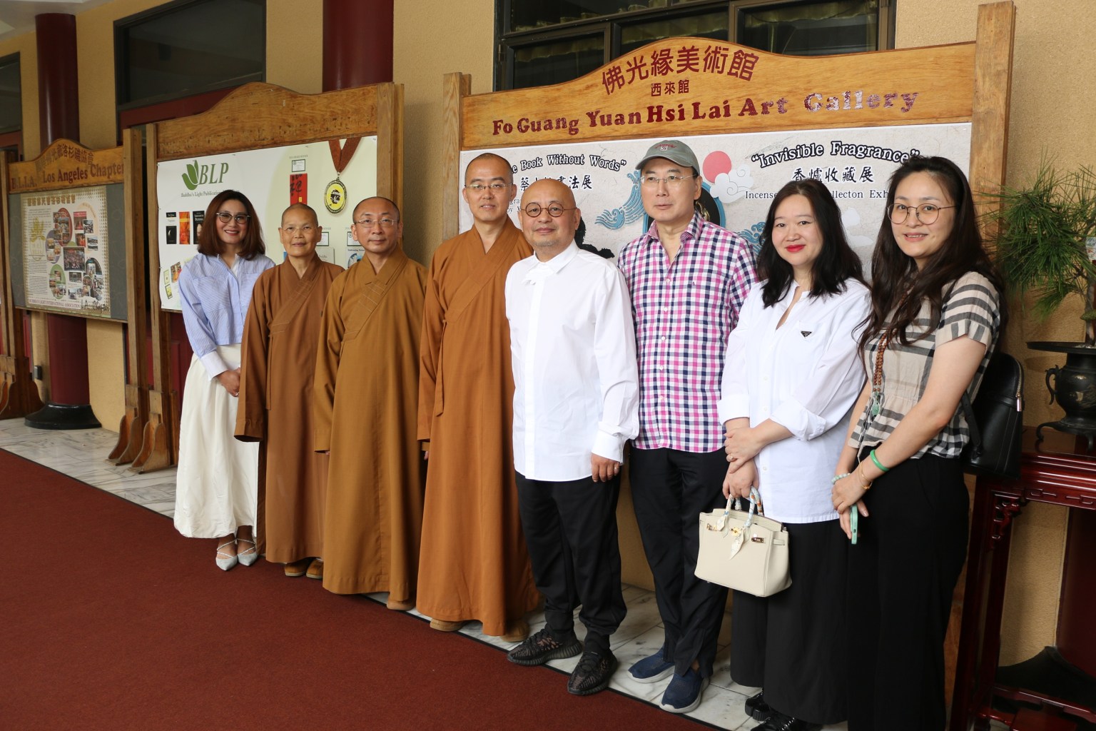 西來寺住持慧東法師(左4)、西來館慧軒法師(左3)、西方寺住持依宣法師(左2)、策展人王菲揚(左1)、蔡小松老師(右4)及夫人金娜(右2)等合影。