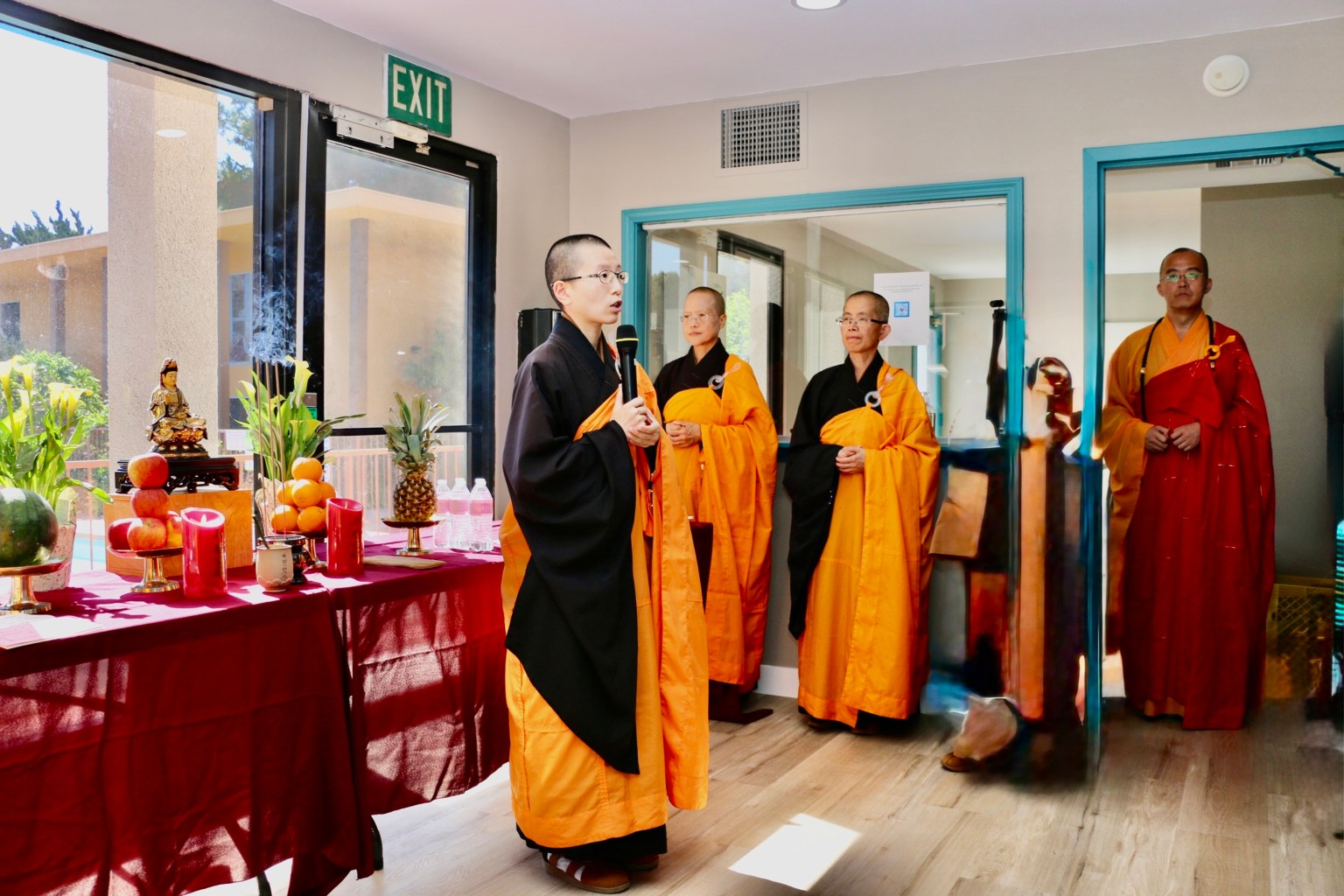 西來寺二單監院知行法師(左1)以英文向大眾說明灑淨祈福程序。