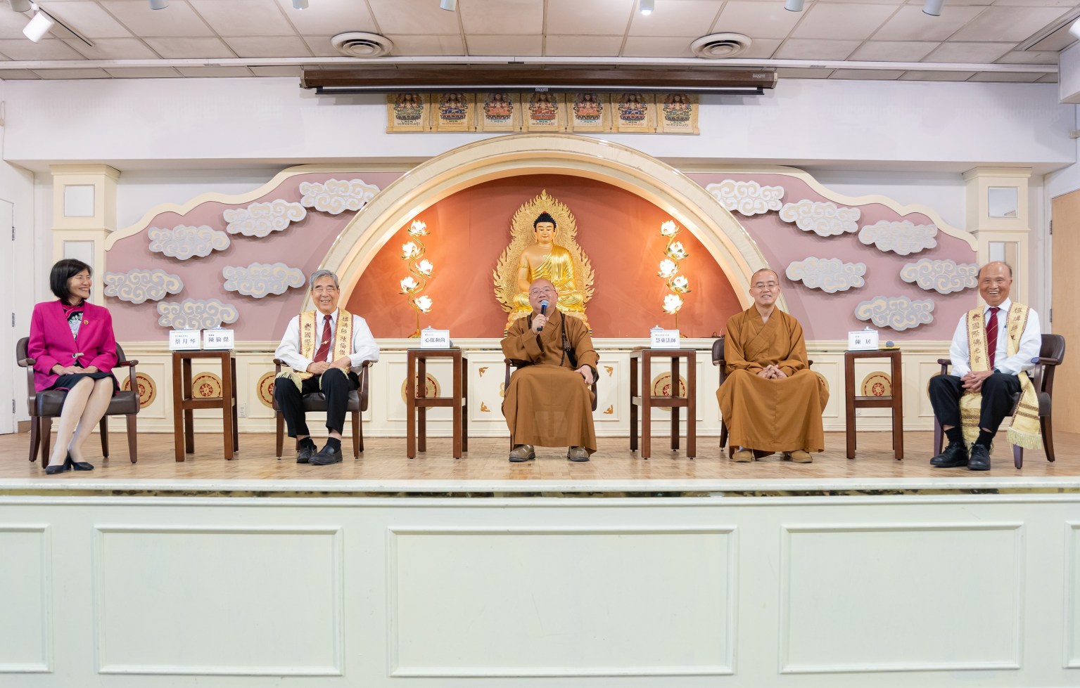 佛學座談台上嘉賓：心保和尚(中)、西來寺住持慧東法師(右2)、國際佛光會洛杉磯協會會長蔡月琴(左1)、檀講師陳居(右1)及陳倫傑(左2)。