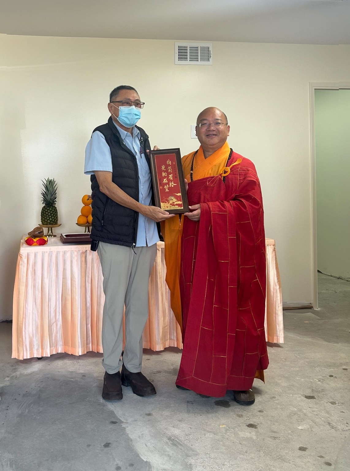 心保和尚致贈大師的春聯墨寶紀念品予ECF Construction Edward Fang建築師。