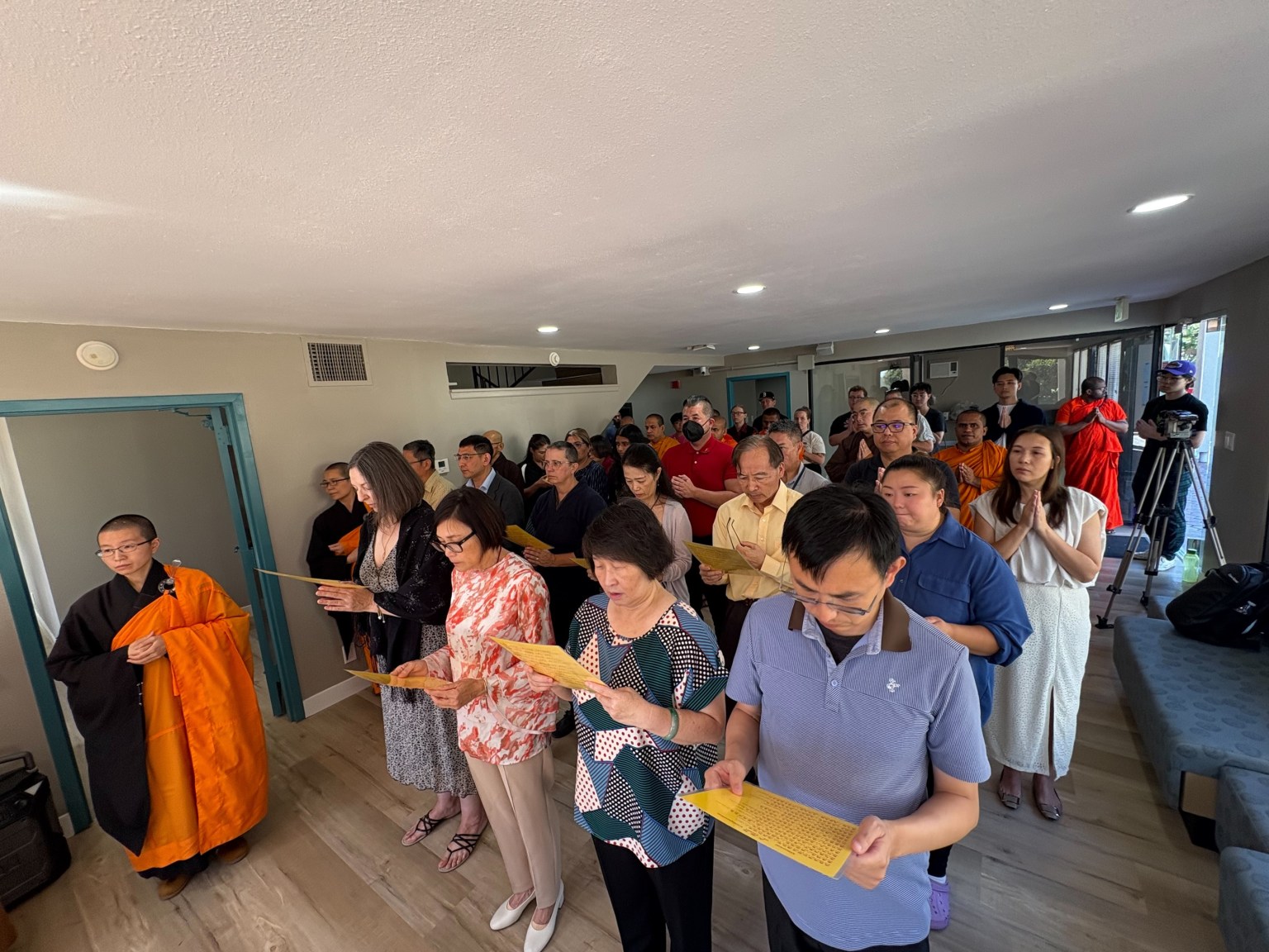 西來大學校長謝明華博士、行政團隊（ET members）、教職員、學生代表與義工近60人一同參與灑淨儀式。