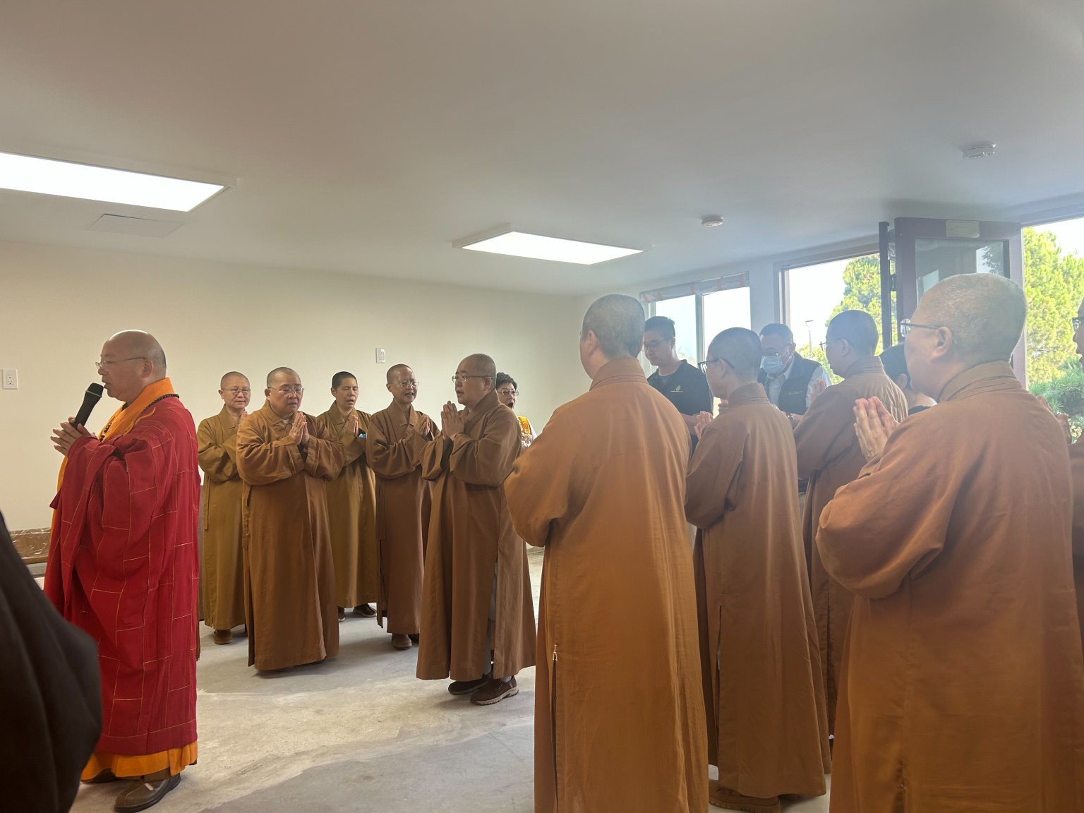 心保和尚致贈大師的春聯墨寶紀念品予Art Solute Media Group衣志哲設計師。