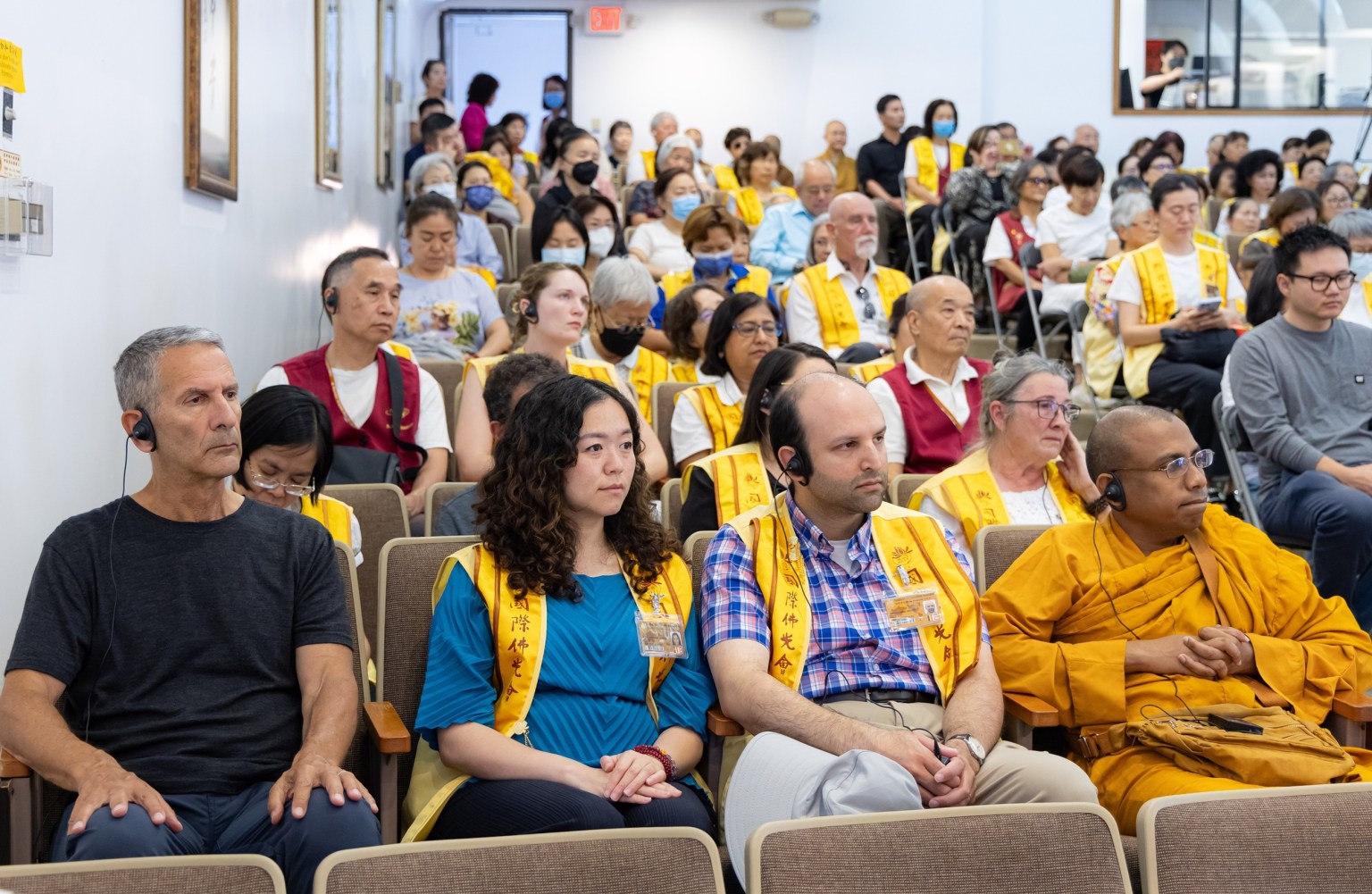 佛學座談現場同步英文翻譯，西來分會等多位本土人士同霑法益。