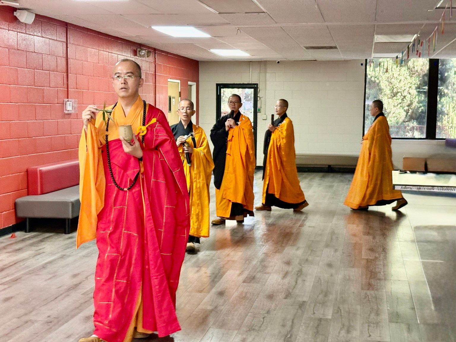 慧東法師帶領僧信二眾進行灑淨。