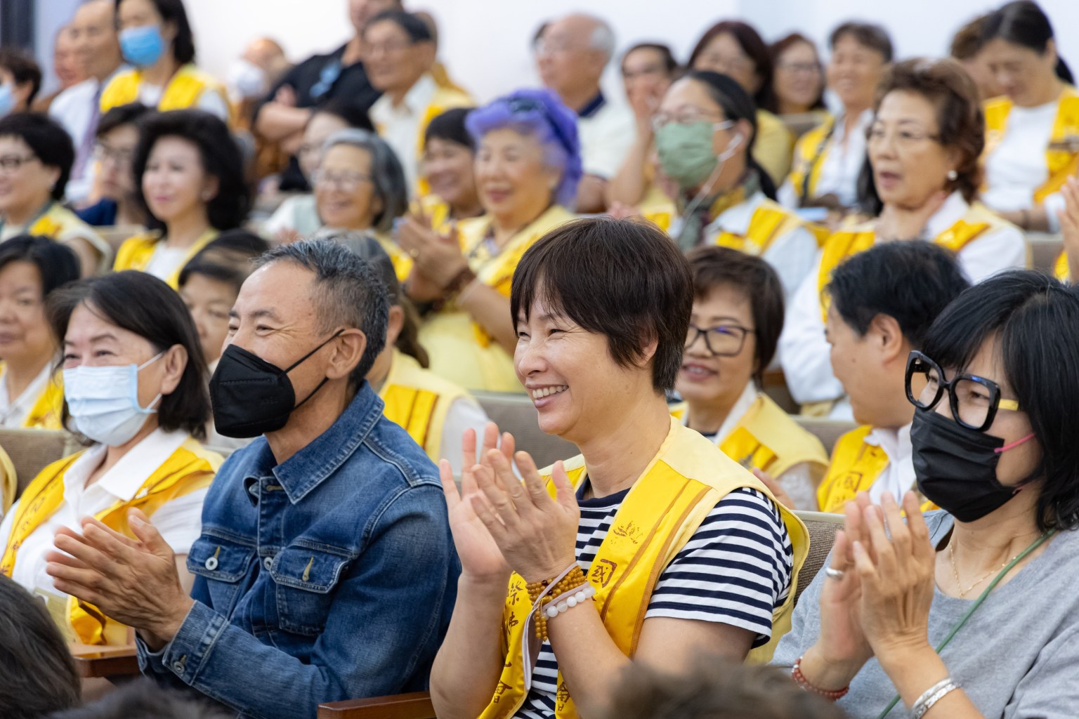 檀講師以「挖寶」、請教「武林秘笈」形容與心保和尚的交流，法堂內笑聲陣陣。