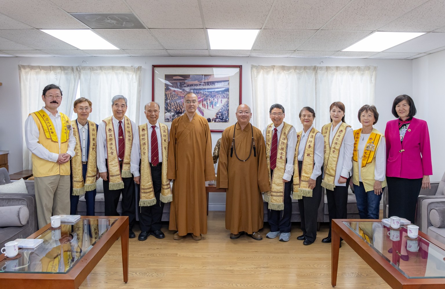 心保和尚(中)、慧東法師(左5)、洛杉磯協會蔡月琴會長(右1)及吳帥倫督導(左1)等、與6位檀講師合影。