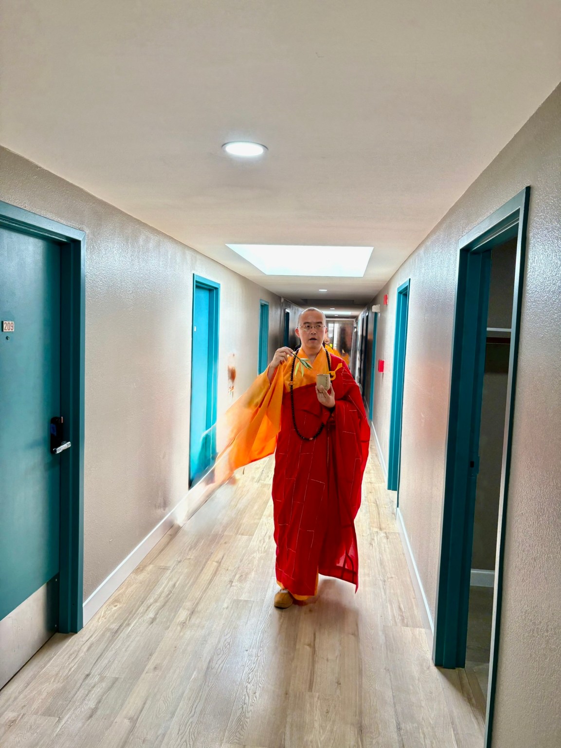 慧東法師帶領僧信二眾進行灑淨。