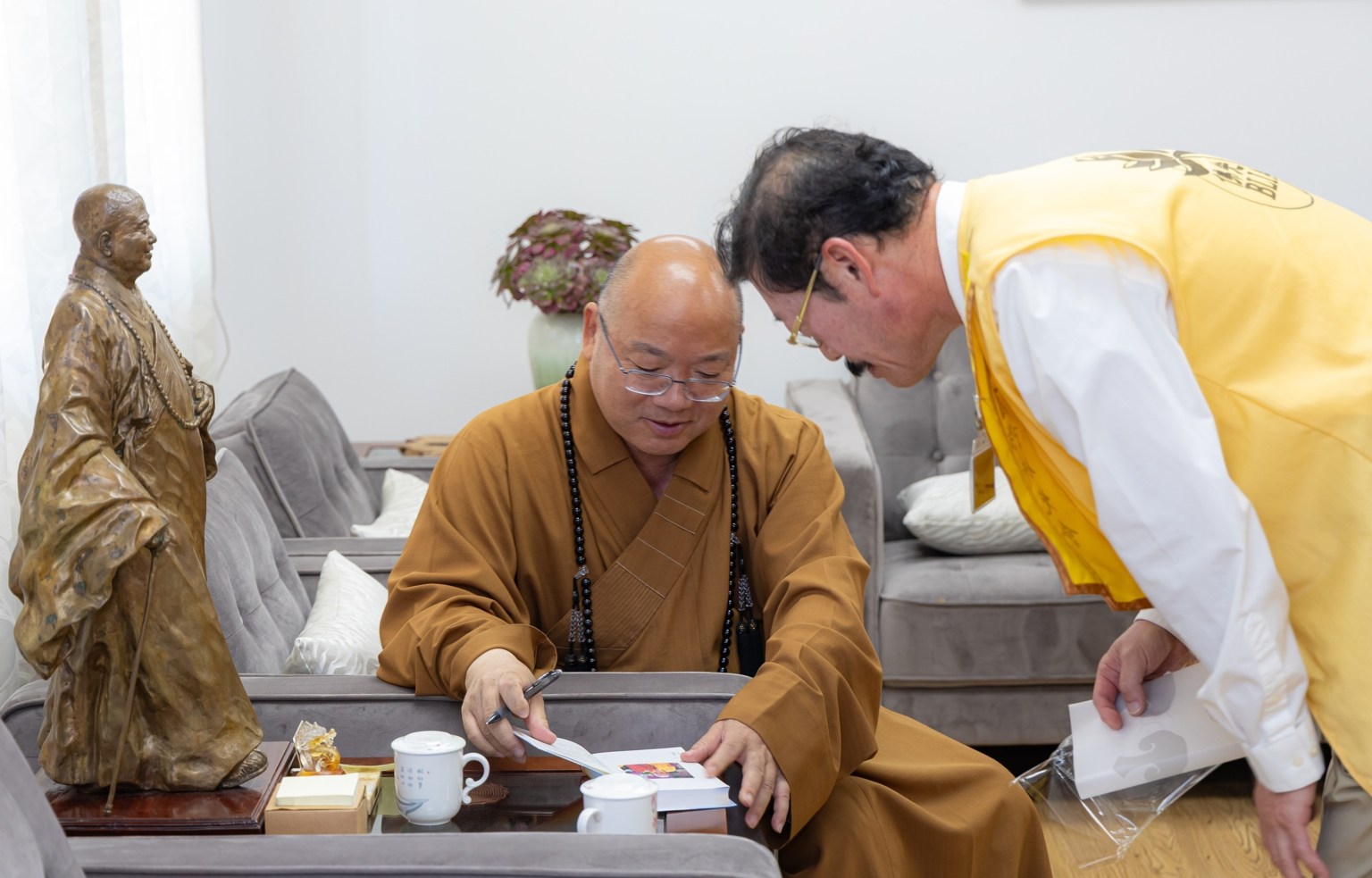 心保和尚為洛杉磯協會吳帥倫督導等人簽書。