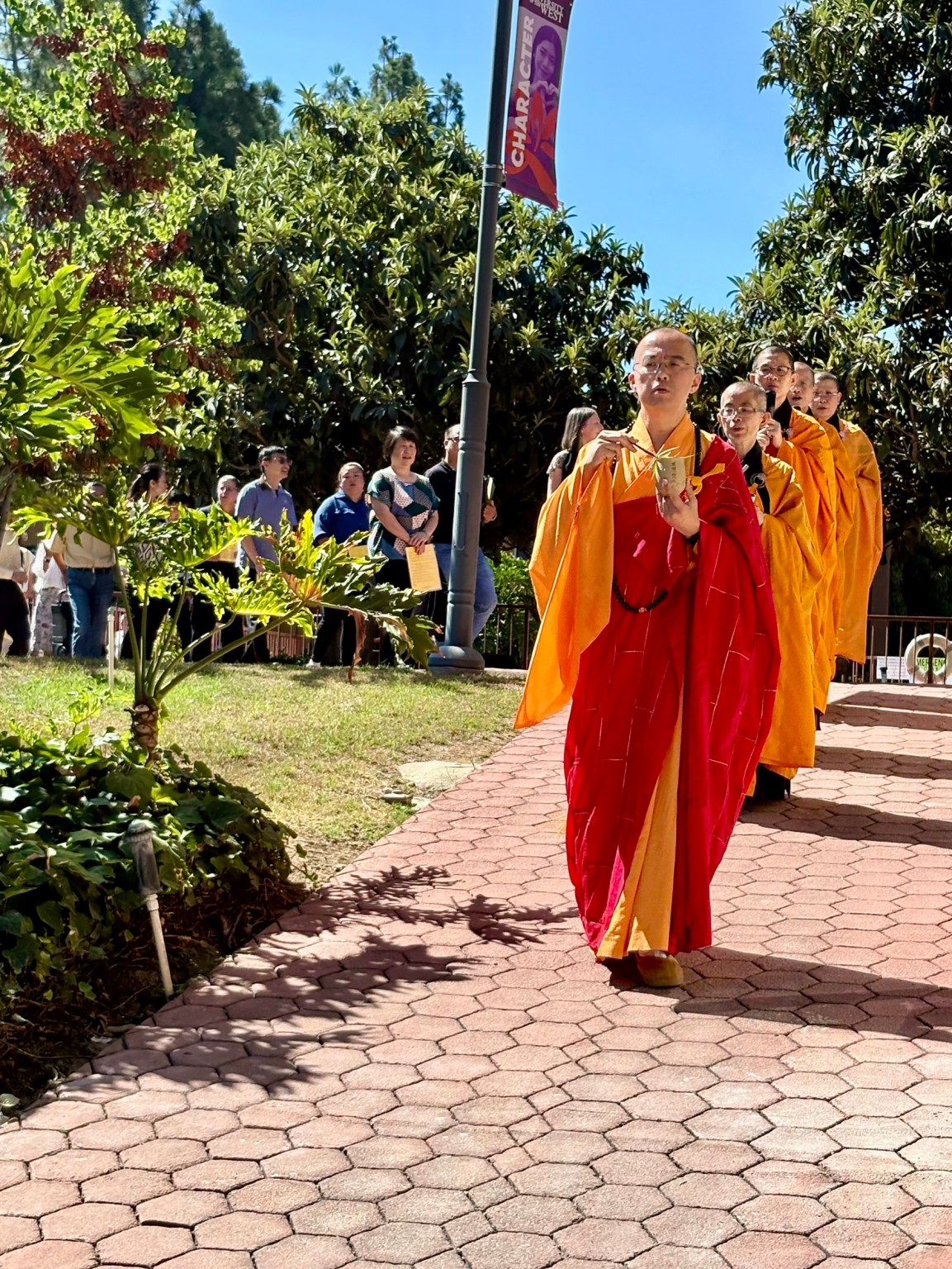 慧東法師帶領僧信二眾進行灑淨。