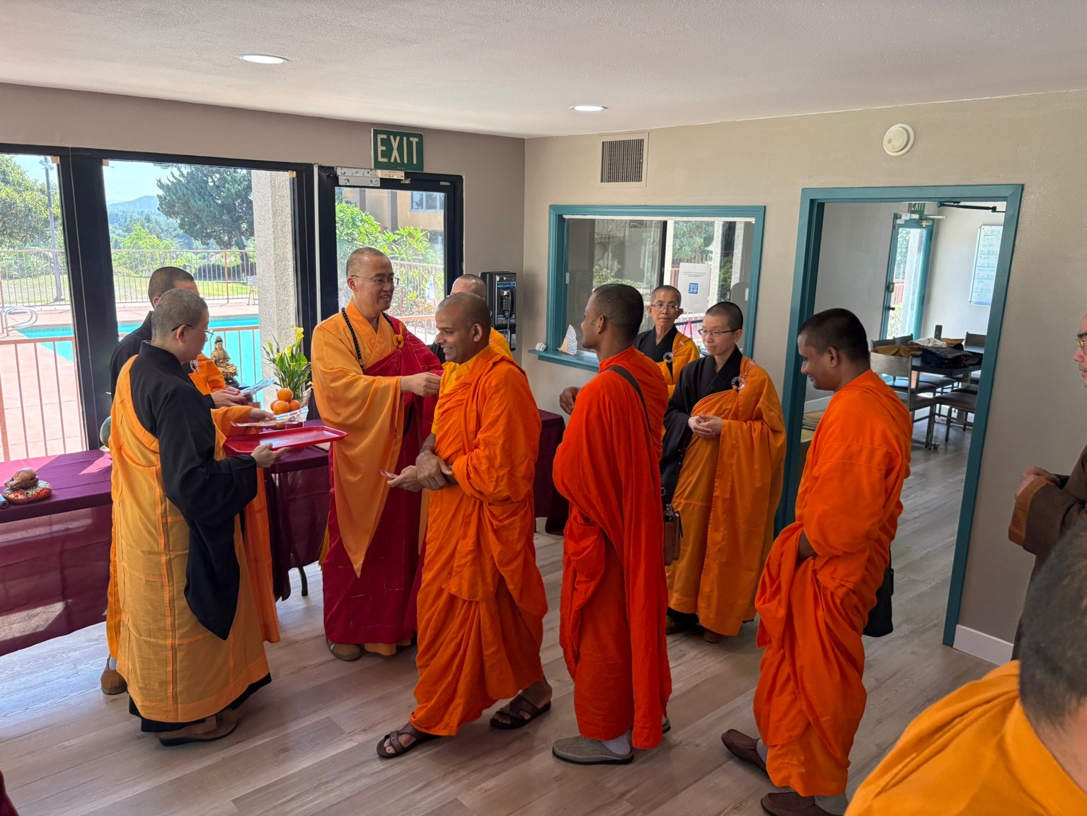 慧東法師代表常住致贈每位嘉賓吉祥小吊飾一枚。