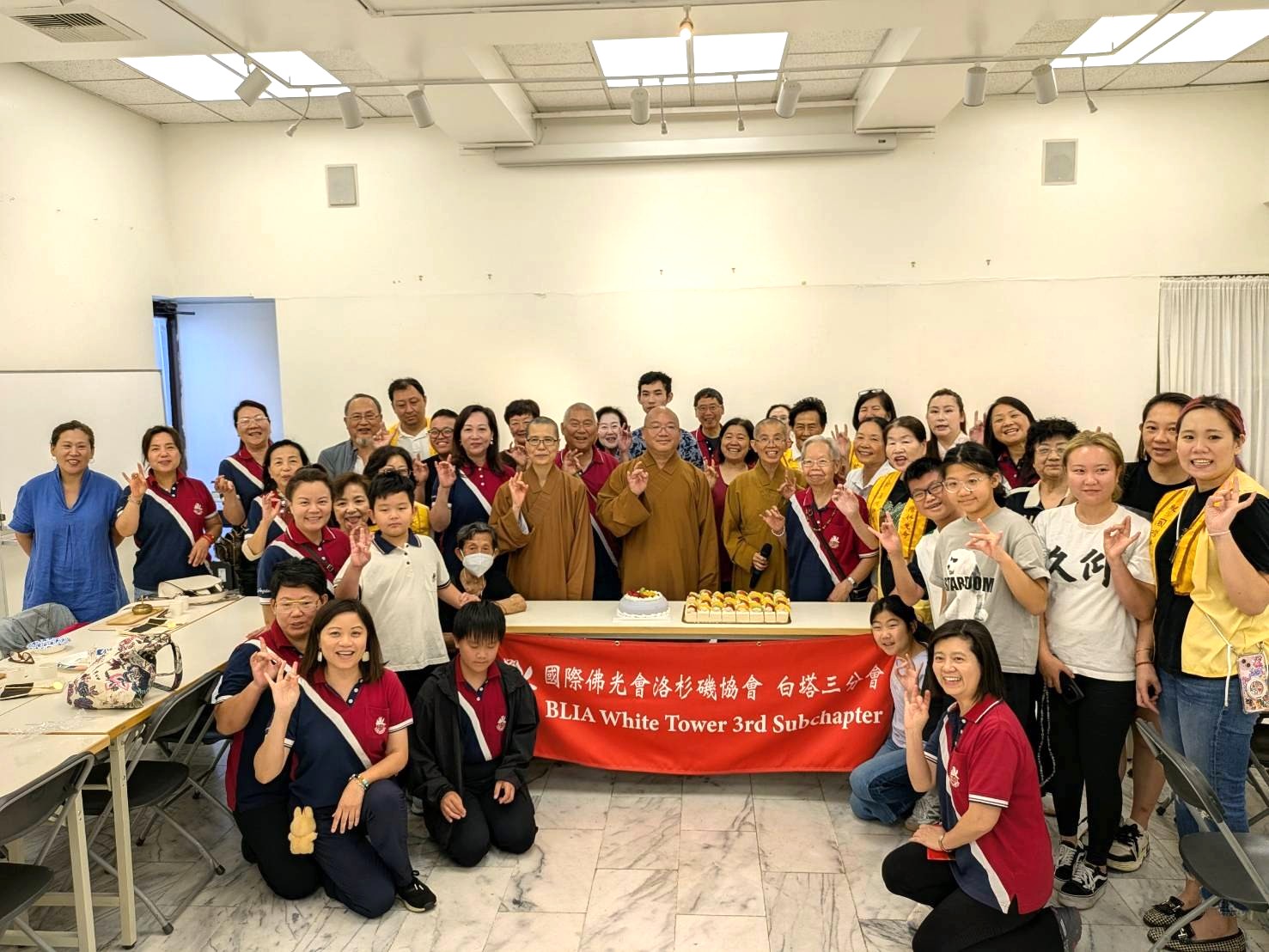 分會舉辦《香韻法禮·珠結善緣》活動，佛光山宗長心保和尚恰逢現場，和大家合影。  心保和尚開示，大師教導我們「給人歡喜」，而要能給人歡喜，自己內心必須先充滿歡喜，唯有心中充滿法喜，才能將這份喜悅與他人分享，使眾生同霑法益，進而供養十方法界。