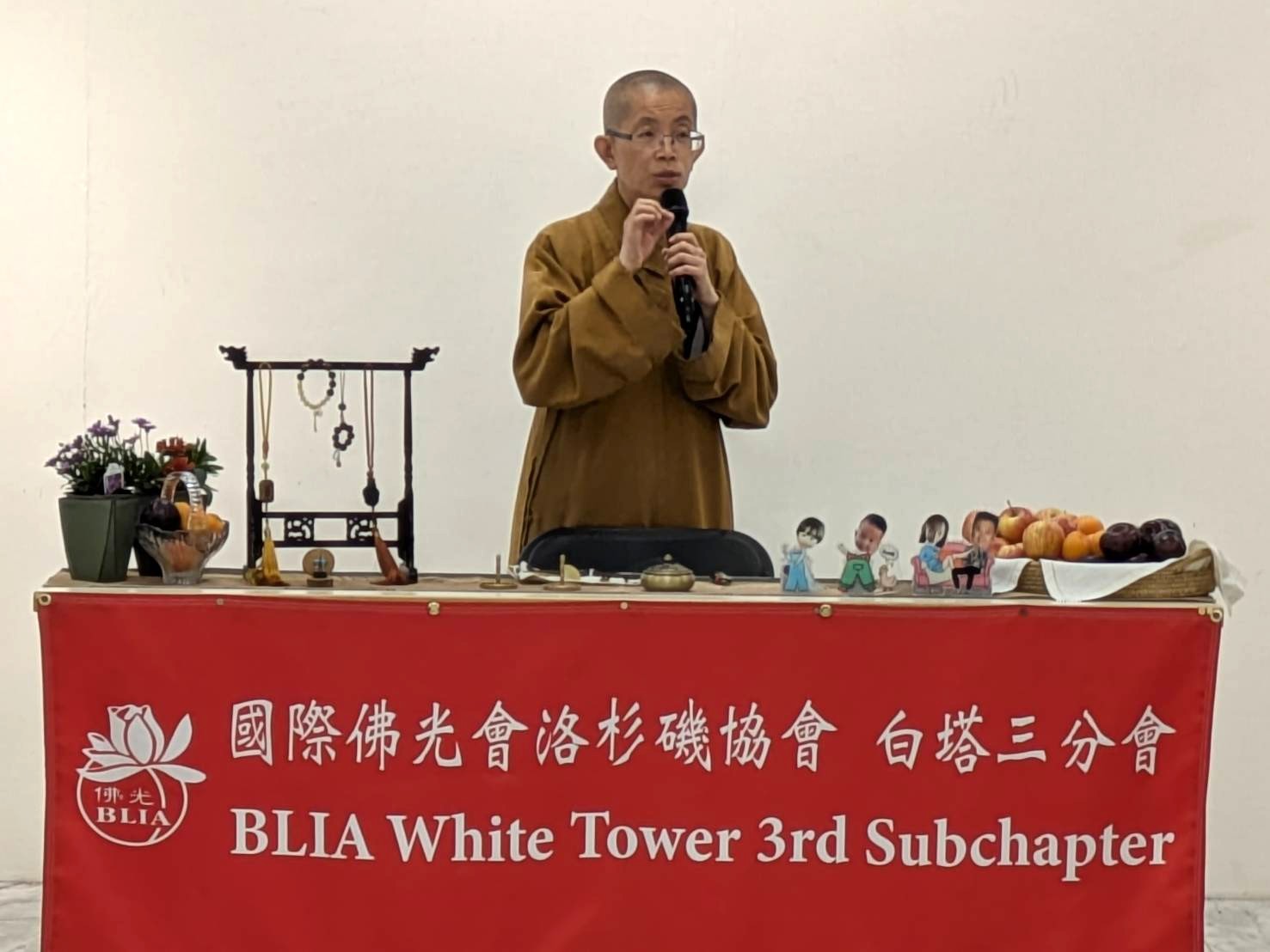 輔導法師覺妙法師鼓勵大家，透過打香篆與串念珠的過程，將心安住於當下，專注於每一念心力與念力，將這份所修功德，回向給自己與家人的身心安樂，並祈願國家安定、社會祥和，世界和平。