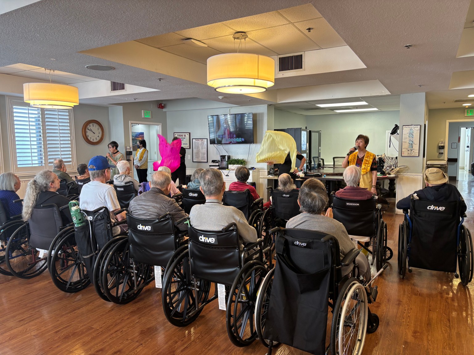 長者們全神貫注欣賞演出