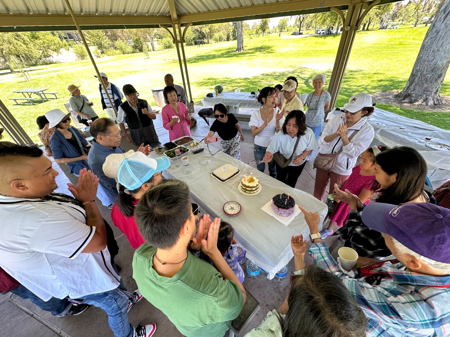 壽星們站成一排，在大家的祝福下煽滅蠟燭。「祝您生日快樂！」「祝您福壽無量！」還有廣東版。JPG