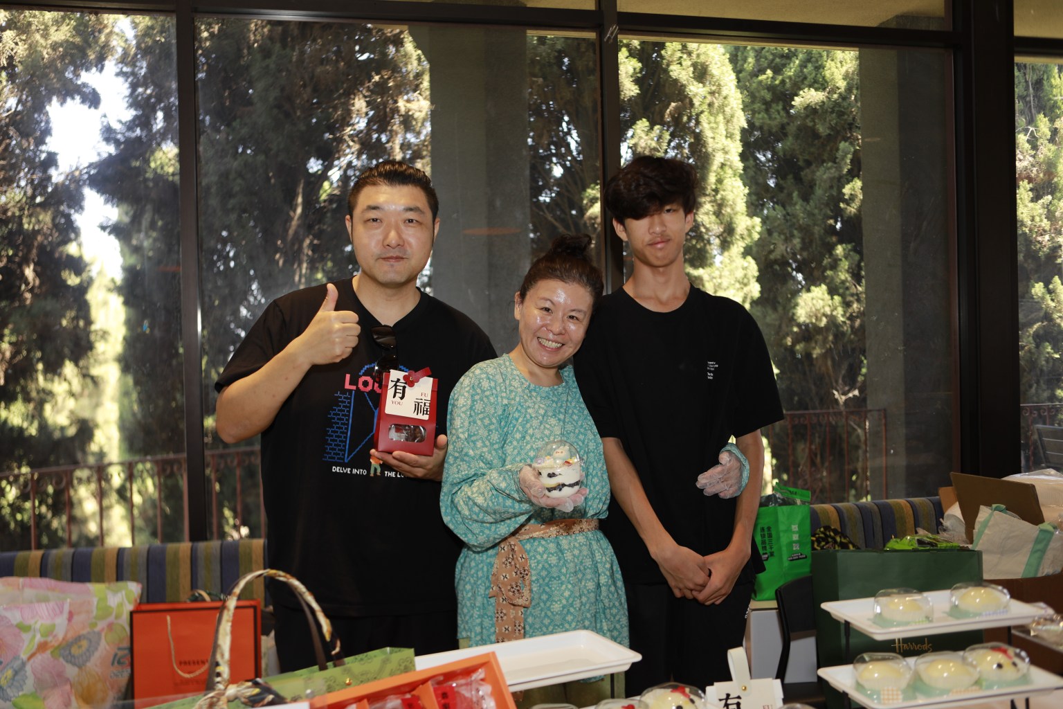 核桃分會陳嘯師姐（中）、同修唐黎師兄（左）及兒子Eric Tang（右）