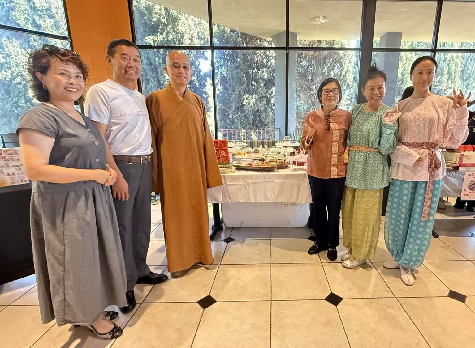 西來寺住持慧東法師（左三）、西來大學謝明華校長（右三）親臨陳嘯師姐（右二）的甜點展台