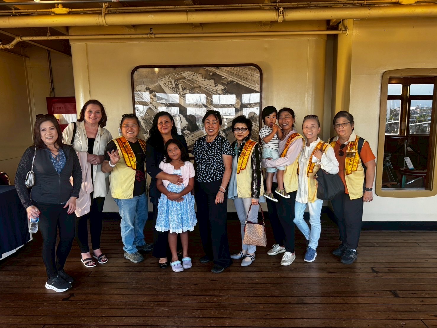 長灘市議員Suela Saro, HHIA 理事以大眾合影留念