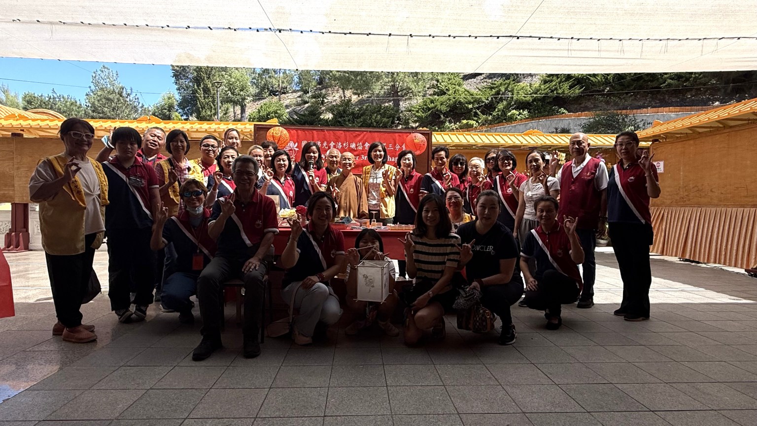 為了迎接中秋節的來臨，以文化弘揚佛法，分會舉辦「佛光印月·燈彩映秋」慶中秋活動，大合影。