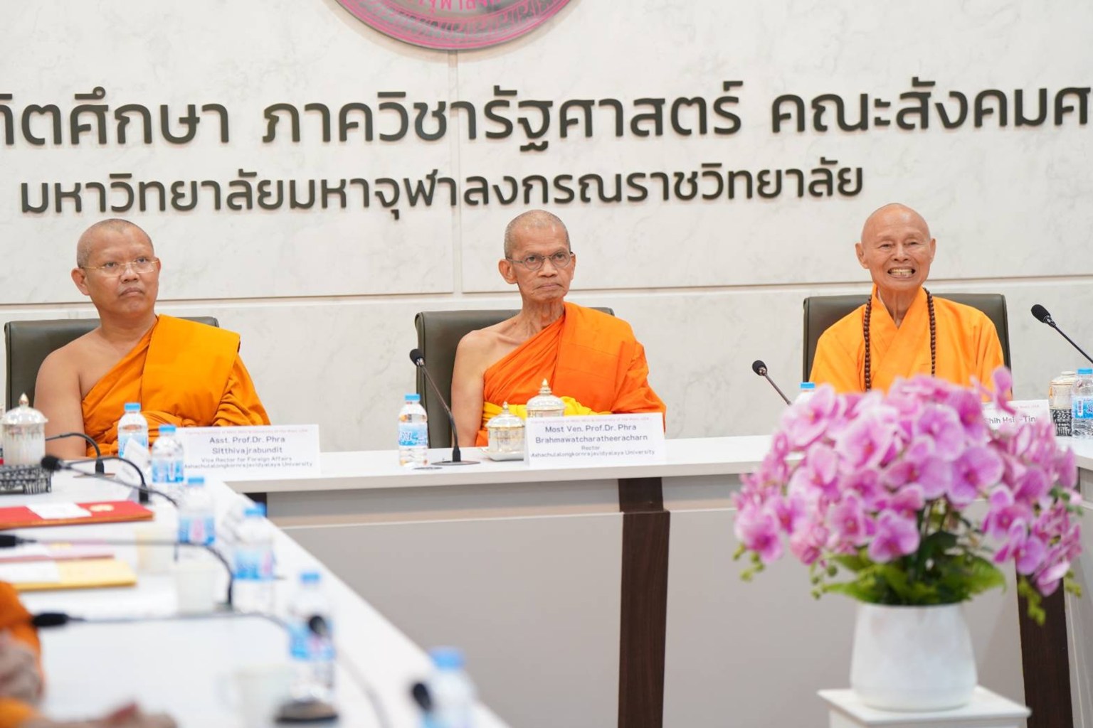 美國西來大學與泰國摩訶朱拉隆功大學簽訂教育合作備忘錄簽約現場，中為摩訶朱拉隆功大學校長Most Venerable Professor Dr. Phra Brahmawatcharatheeracharn，右為佛光山泰華寺住持心定和尚。