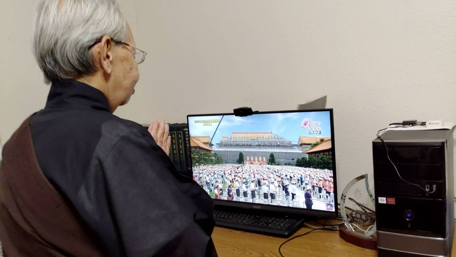 會員李素珍，在家裡視頻觀看視頻直播 -2025 年佛光山大雄寶殿修繕上樑典禮，心情無比感動。