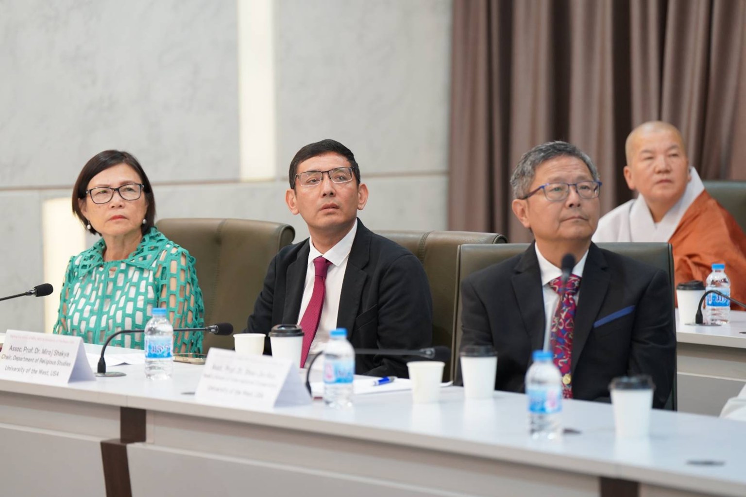 美國西來大學簽約代表，左為謝明華校長，中為宗教學系主任Miroj Shakya教授，右為人間佛教研究中心主任郭守仁教授。