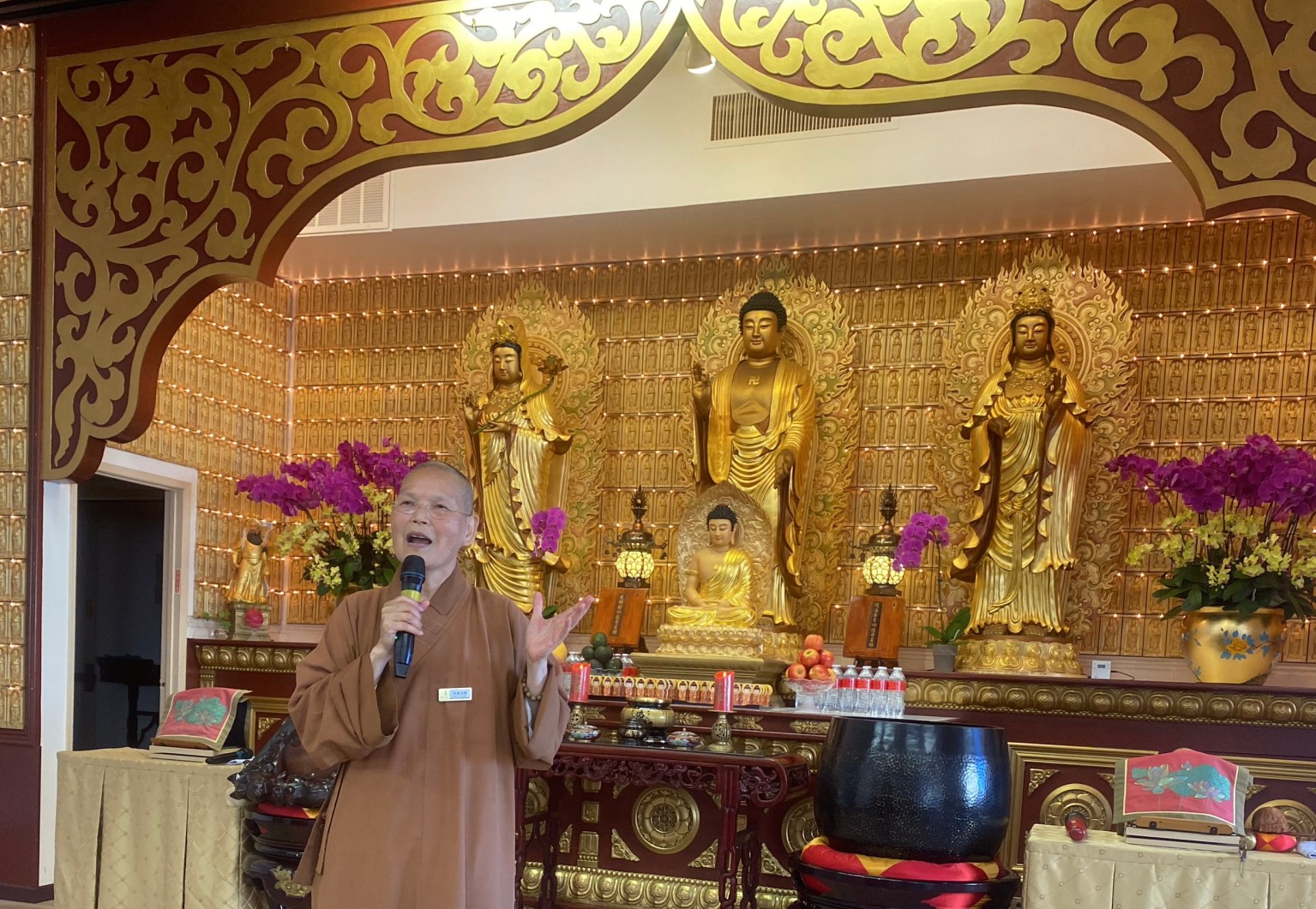 西方寺住持依宣法師介紹西方寺的建寺因緣，並勉勵大家在參學中增廣見聞、精進修行。