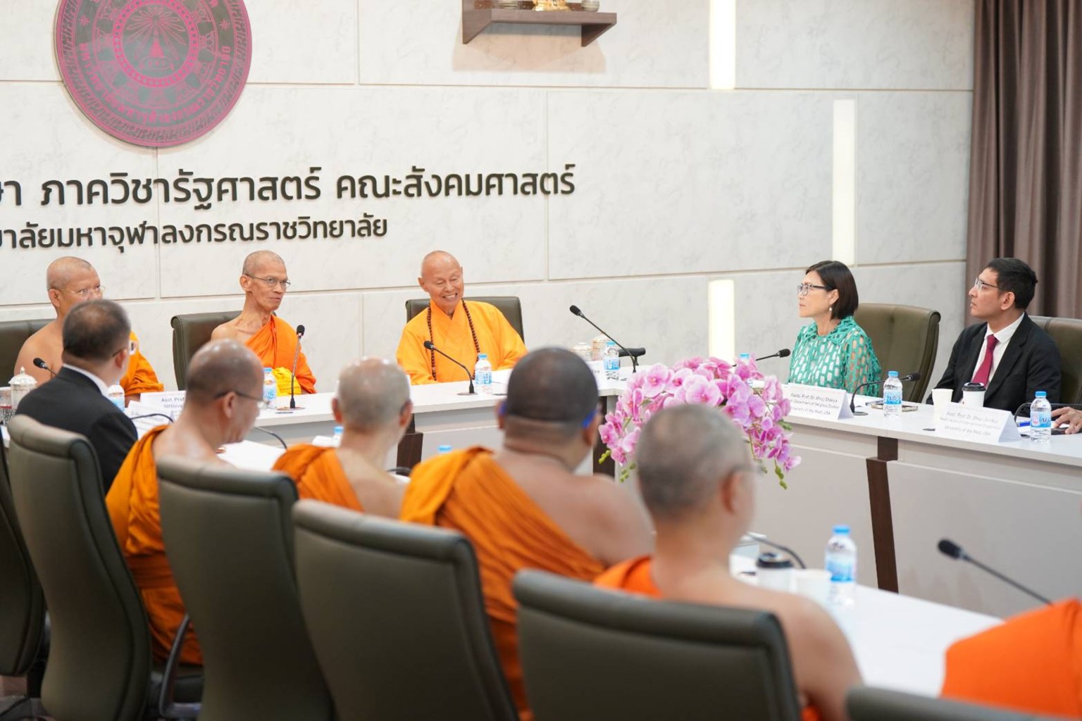 美國西來大學與泰國摩訶朱拉隆功大學簽訂教育合作備忘錄簽約現場，中為佛光山泰華寺住持心定和尚，左為摩訶朱拉隆功大學校長Most Venerable Professor Dr. Phra Brahmawatcharatheeracharn，右為美國西來大學謝明華校長及宗教學系主任Miroj Shakya教授。