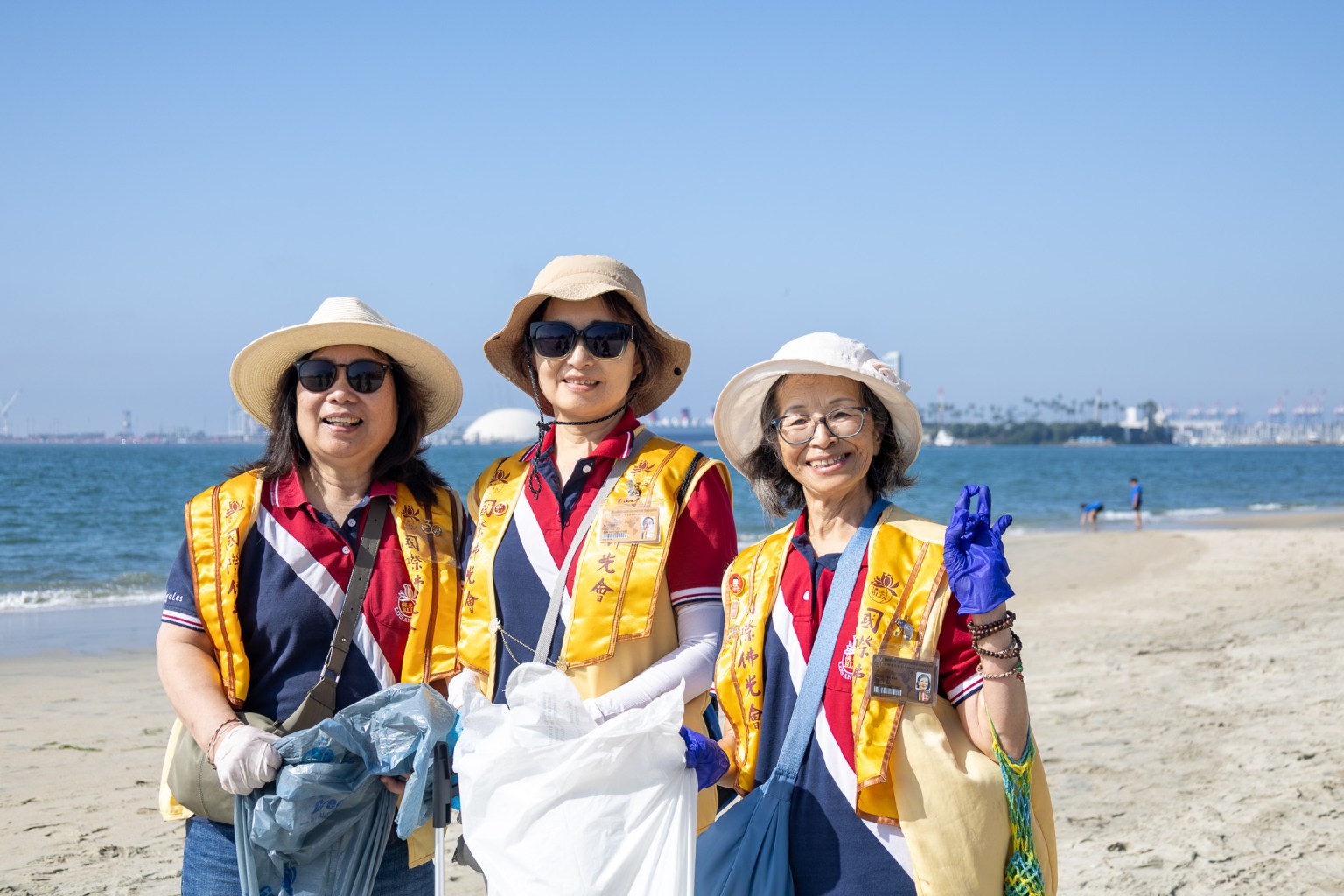 分會會員在Junipero Beach沙灘上合影留念