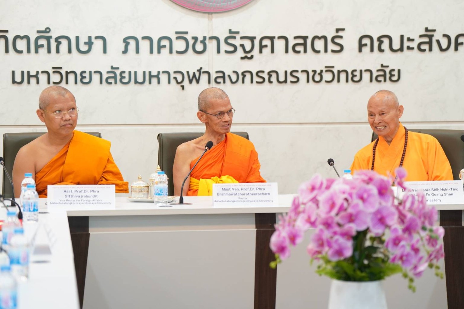 佛光山泰華寺住持心定和尚 (右) 於美國西來大學與泰國摩訶朱拉隆功大學簽訂教育合作備忘錄典禮中致詞，中為摩訶朱拉隆功大學校長Most Venerable Professor Dr. Phra Brahmawatcharatheeracharn。
