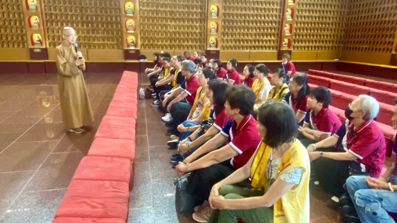 覺妙法師帶領大眾進入大雄寶殿，講解佛門禮儀，提醒大家入寺應先禮佛，並介紹殿中供奉的三尊佛像。隨後，法師引領大家誦讀星雲大師的文章〈舉辦活動的意義〉，強調舉辦活動應具有「學習、擴大、聯誼、成就」四大功能，期勉佛光人舉辦有意義的活動，透過交流互助而不斷成長，將人間佛教精神落實於日常生活。