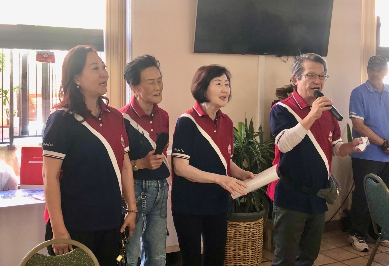 督導趙明潤邀請西來佛光合唱團執行長謝中丞、趙林鳳及會員方麗娜獻唱〈感恩的心〉、〈為什麼〉，表達對西方寺法師及佛光人的謝意。