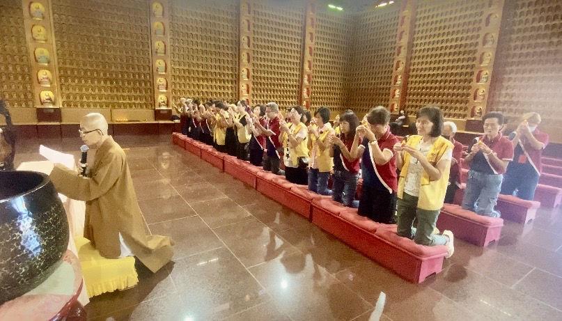 覺妙法師帶領大眾恭讀〈獻燈祈願文〉，燈代表光明，有光明便能生起智慧，勉勵會員更要點亮自己的心燈，祈願人人平安吉祥，幸福安康。